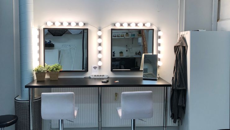 Use a Mirror with Panels